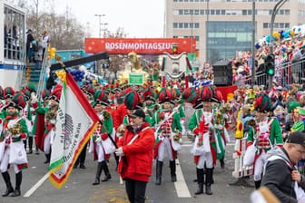 Straßenkarneval in Köln 2023 (Archivbild): Auch in diesem Jahr zieht der Zoch wieder durch die Stadt.