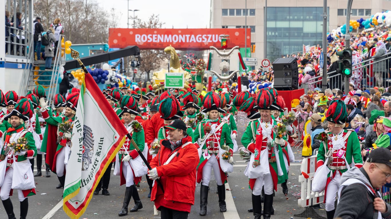 Straßenkarneval in Köln 2023 (Archivbild): Auch in diesem Jahr zieht der Zoch wieder durch die Stadt.