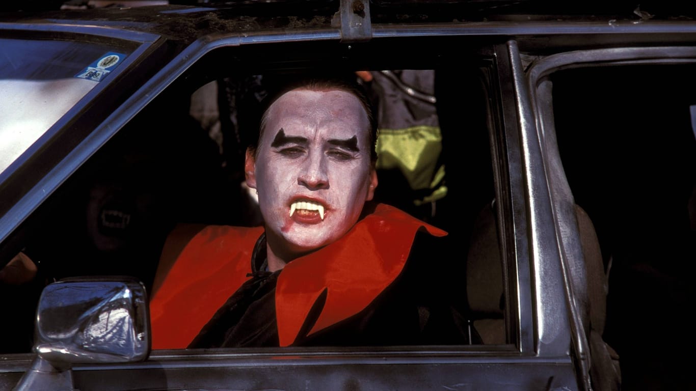 Als Vampir verkleideter Autofahrer (Archivbild): Der ADAC rät zu Vorsicht mit Kostüm am Steuer.