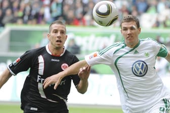 Nikola Petković (l.) gegen den früheren Wolfsburger Edin Džeko: Der serbische Ex-Fußballprofi soll in einem Einkaufszentrum in Belgrad ausgerastet sein.