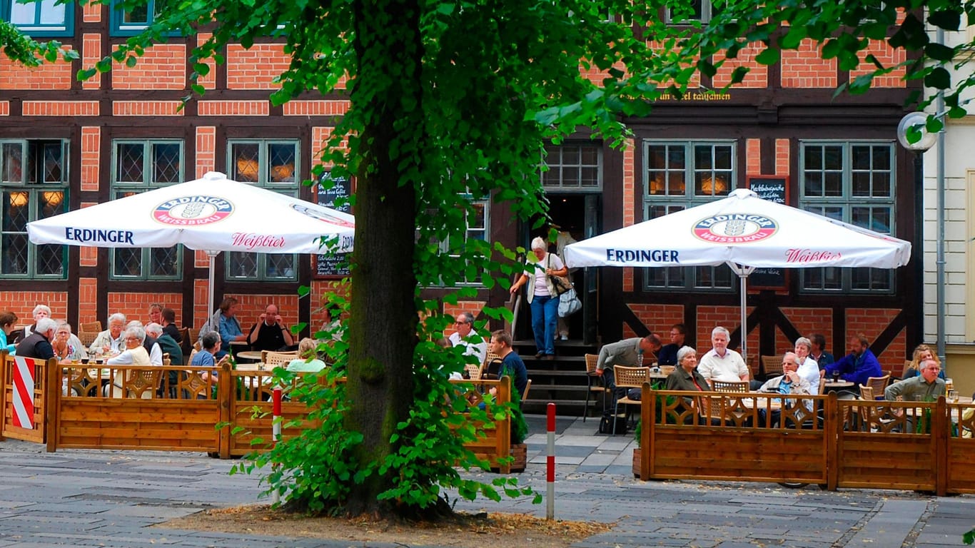 Ein Biergarten in Schwerin: Die Stadt hält einen traurigen Höchstwert.