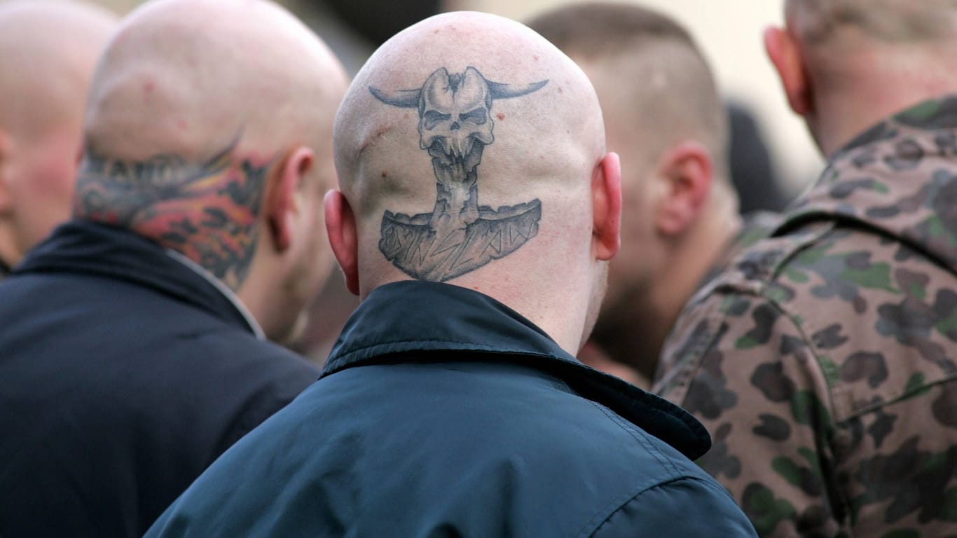 Skinheads bei einer NPD-Veranstaltung (Symbolbild): Gegen Journalisten aus Eisenach wird jetzt ermittelt, weil sie Fotos von Neonazis veröffentlicht hatten.