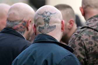 Skinheads bei einer NPD-Veranstaltung (Symbolbild): Gegen Journalisten aus Eisenach wird jetzt ermittelt, weil sie Fotos von Neonazis veröffentlicht hatten.