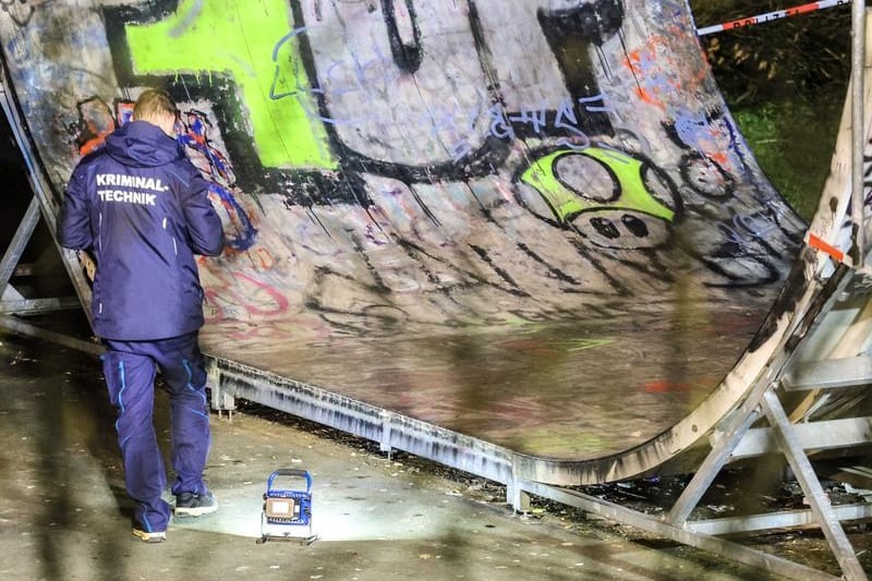 Ein Kriminaltechniker untersucht eine Halfpipe in einem Skatepark in Meinerzhagen (Archivbild): Nach einer Schlägerei ist ein 16-Jähriger getötet worden.