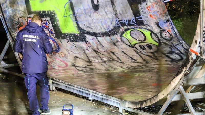 Ein Kriminaltechniker untersucht eine Halfpipe in einem Skatepark in Meinerzhagen (Archivbild): Nach einer Schlägerei ist ein 16-Jähriger getötet worden.