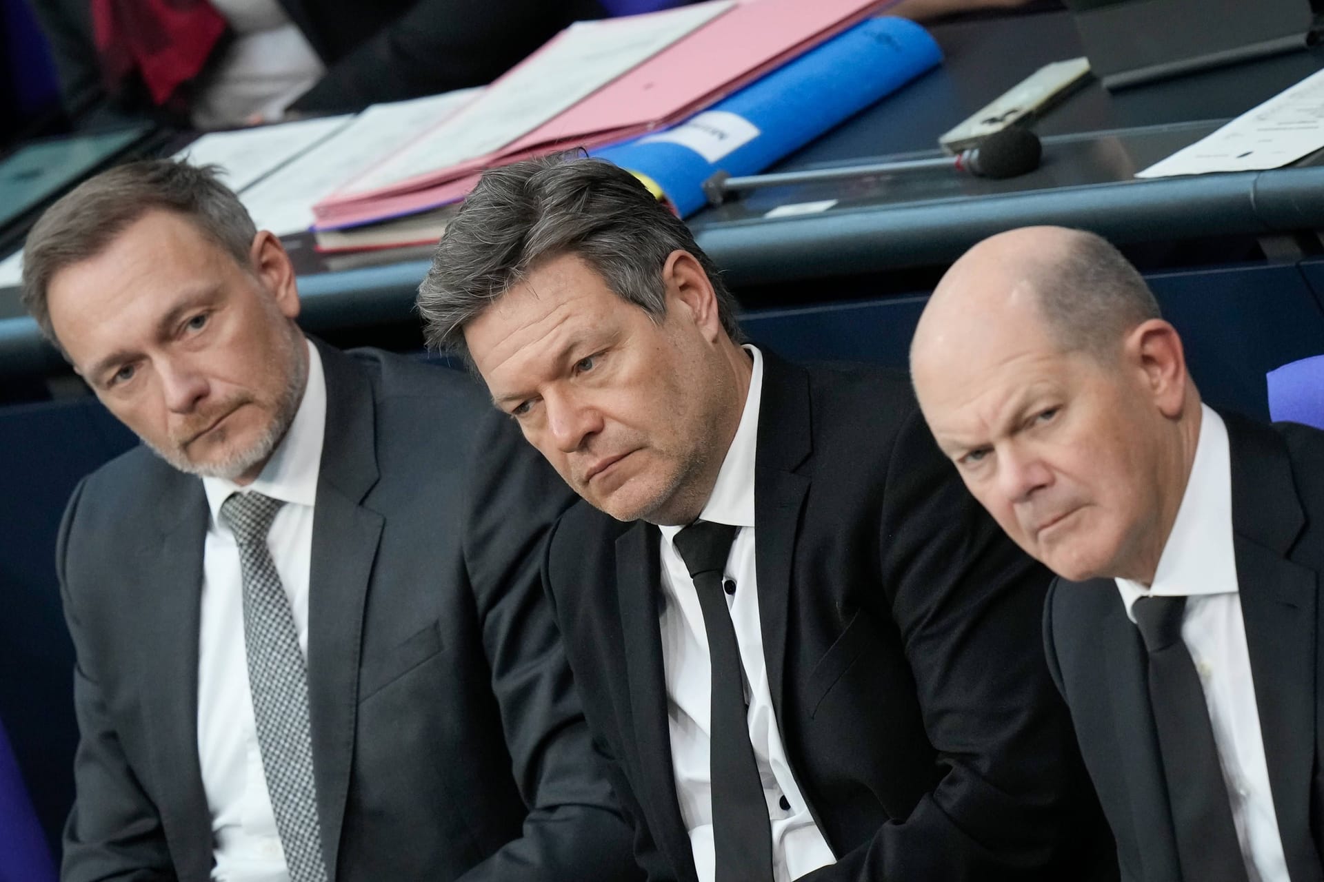 Christian Lindner (l.), Robert Habeck und Olaf Scholz: Die Verabschiedung des Haushalts 2024 wurde durch ein Urteil des Bundesverfassungsgerichts verzögert.