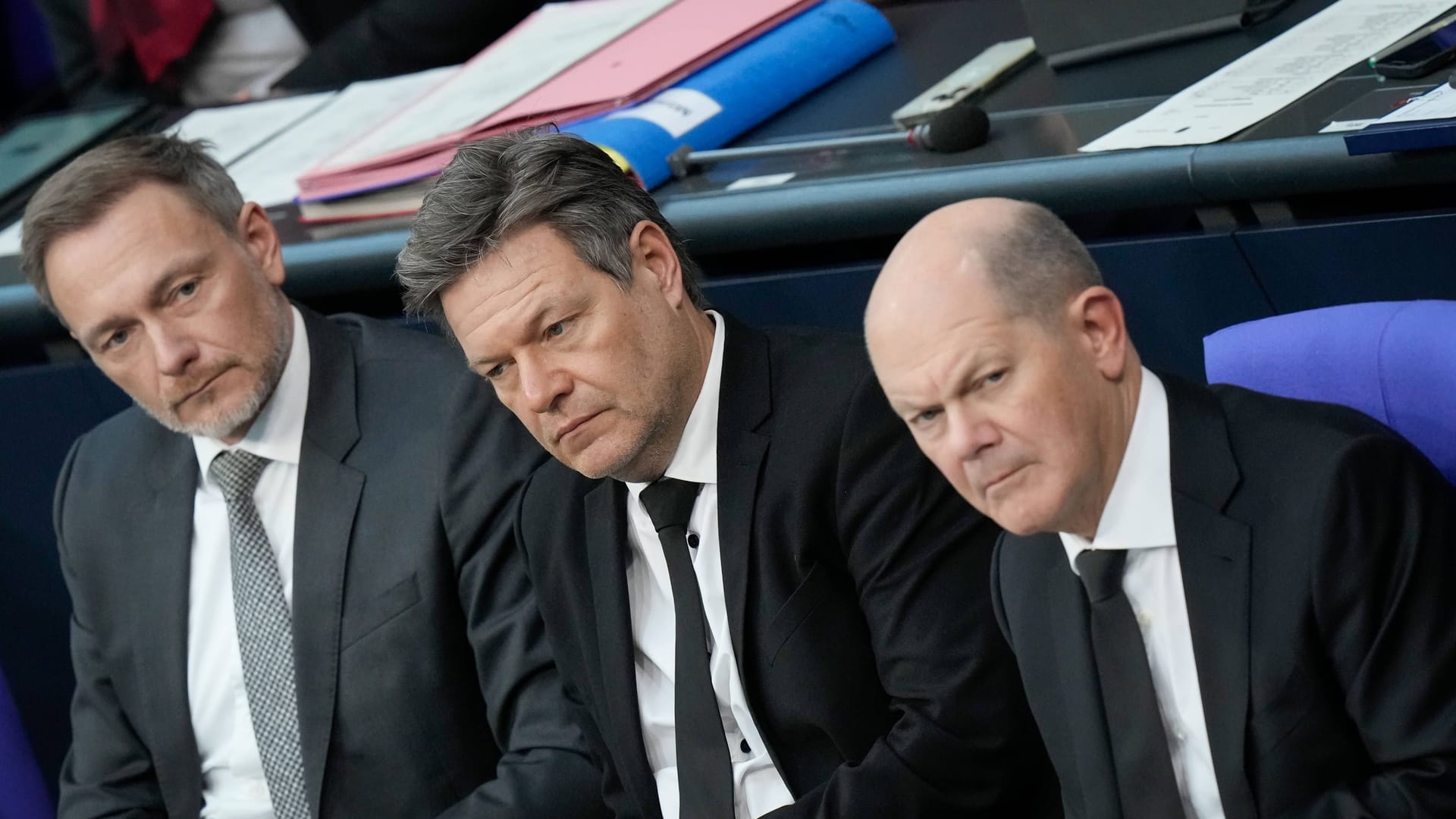 Christian Lindner (l.), Robert Habeck und Olaf Scholz: Die Verabschiedung des Haushalts 2024 wurde durch ein Urteil des Bundesverfassungsgerichts verzögert. Christian Lindner (l.), Robert Habeck und Olaf Scholz: Die Verabschiedung des Haushalts 2024 wurde durch ein Urteil des Bundesverfassungsgerichts verzögert.