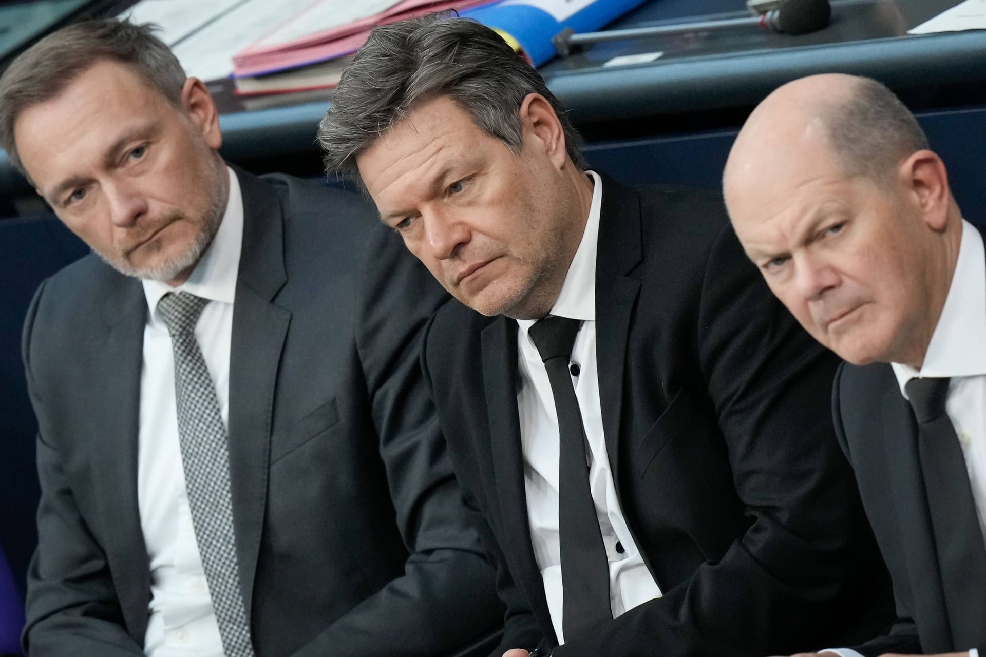 Christian Lindner (l.), Robert Habeck und Olaf Scholz: Die Verabschiedung des Haushalts 2024 wurde durch ein Urteil des Bundesverfassungsgerichts verzögert.