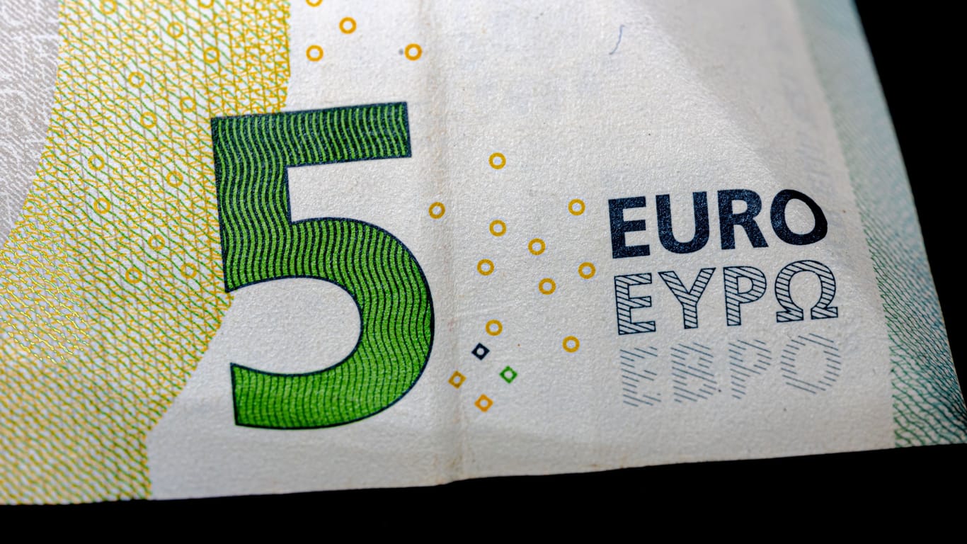 Fünf-Euro-Scheine finden sich wohl in jeder Geldbörse (Symbolfoto): Aber neuerdings auch immer wieder in Dortmunder Hauswänden.