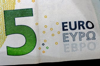 Fünf-Euro-Scheine finden sich wohl in jeder Geldbörse (Symbolfoto): Aber neuerdings auch immer wieder in Dortmunder Hauswänden.