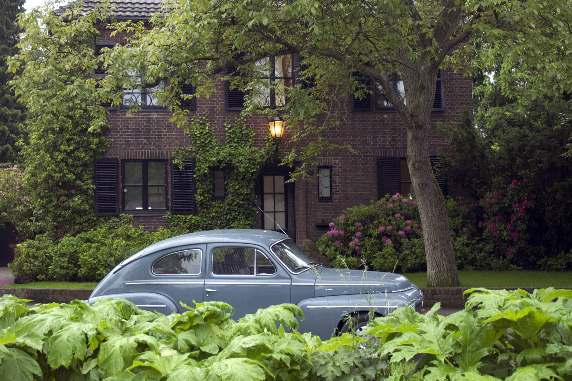 Oldtimer vor einer Villa in Meerbusch-Büderich (Archivbild): Die Gemeinde gilt als "Stadt der Millionäre".