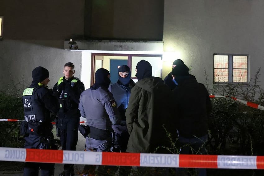 Polizisten stehen vor dem Haus, in dem die mutmaßliche RAF-Terroristin Daniel Klette wohnte.