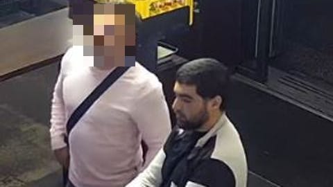 Berlin: Diese zwei Männer sollen Essen geklaut und eine Person angegriffen haben. Berlin: Diese zwei Männer sollen Essen geklaut und eine Person angegriffen haben.
