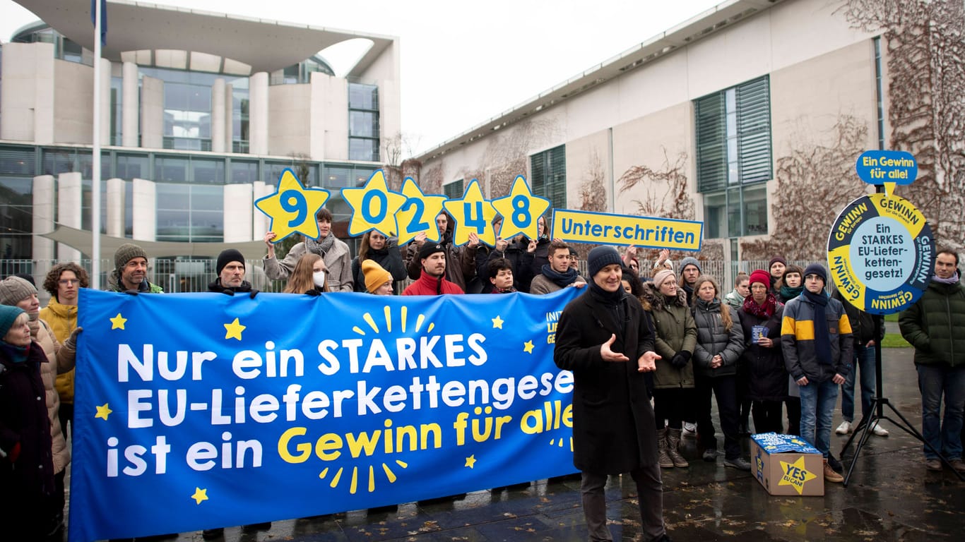 Berlin: Protest, noch im Jahr 2022, für das EU-Lieferkettengesetz.