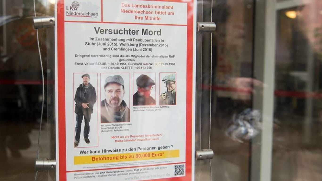 Auf einem Fahndungsplakat am Landgericht Verden sind Burkhard Garweg (r) und Ernst-Volker Staub (l) abgebildet.