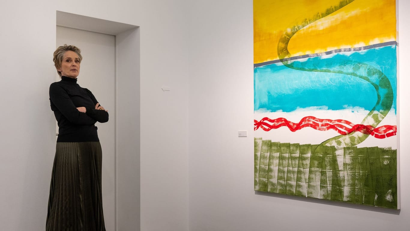 Berlin: Sharon Stone steht vor ihrem Gemälde. Insgesamt zwölf Gemälde sind bis zum 18. Mai in der Galerie Deschler in Berlin-Mitte zu sehen.
