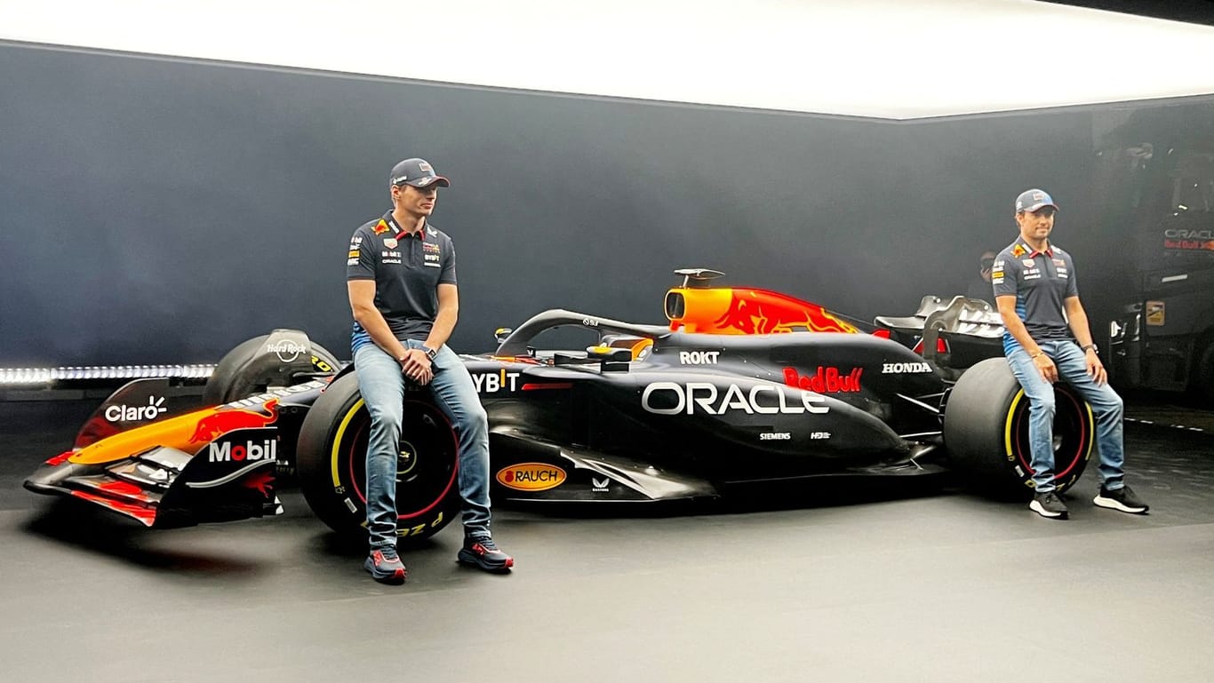 Hell erleuchtet: Max Verstappen (li.) und Sergio Perez bei der Präsentation des Autos für die Saison 2024.