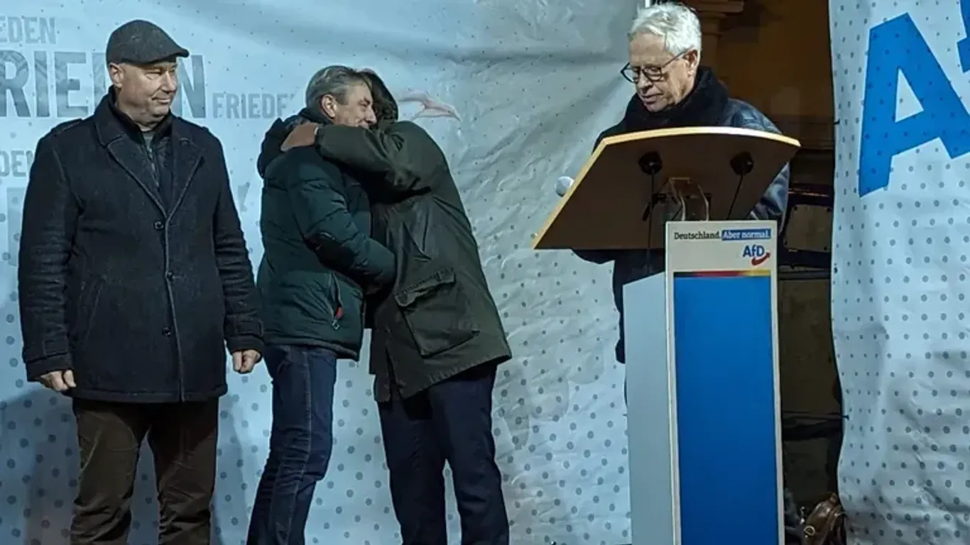 Umarmung zwischen Tim Lochner (parteilos) und Stephan Brandner (AfD) bei der Wahlkampfabschlussveranstaltung im November 2023.