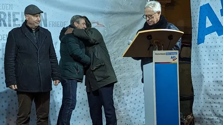 Umarmung zwischen Tim Lochner (parteilos) und Stephan Brandner (AfD) bei der Wahlkampfabschlussveranstaltung im November 2023.