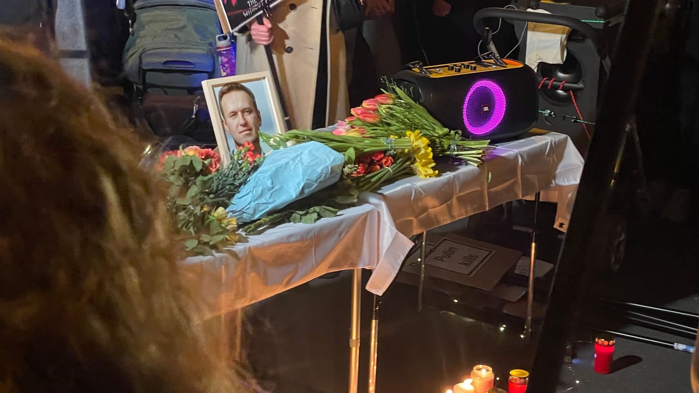 Abschied mit Blumen, Musik und Kerzen: 800 Menschen gedenken dem verstorbenen Alexej Nawalny.