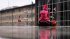 Der Karnevalsauftakt in Köln mit viel Regen (Archivbild): So wird das Wetter zum Endspurt.