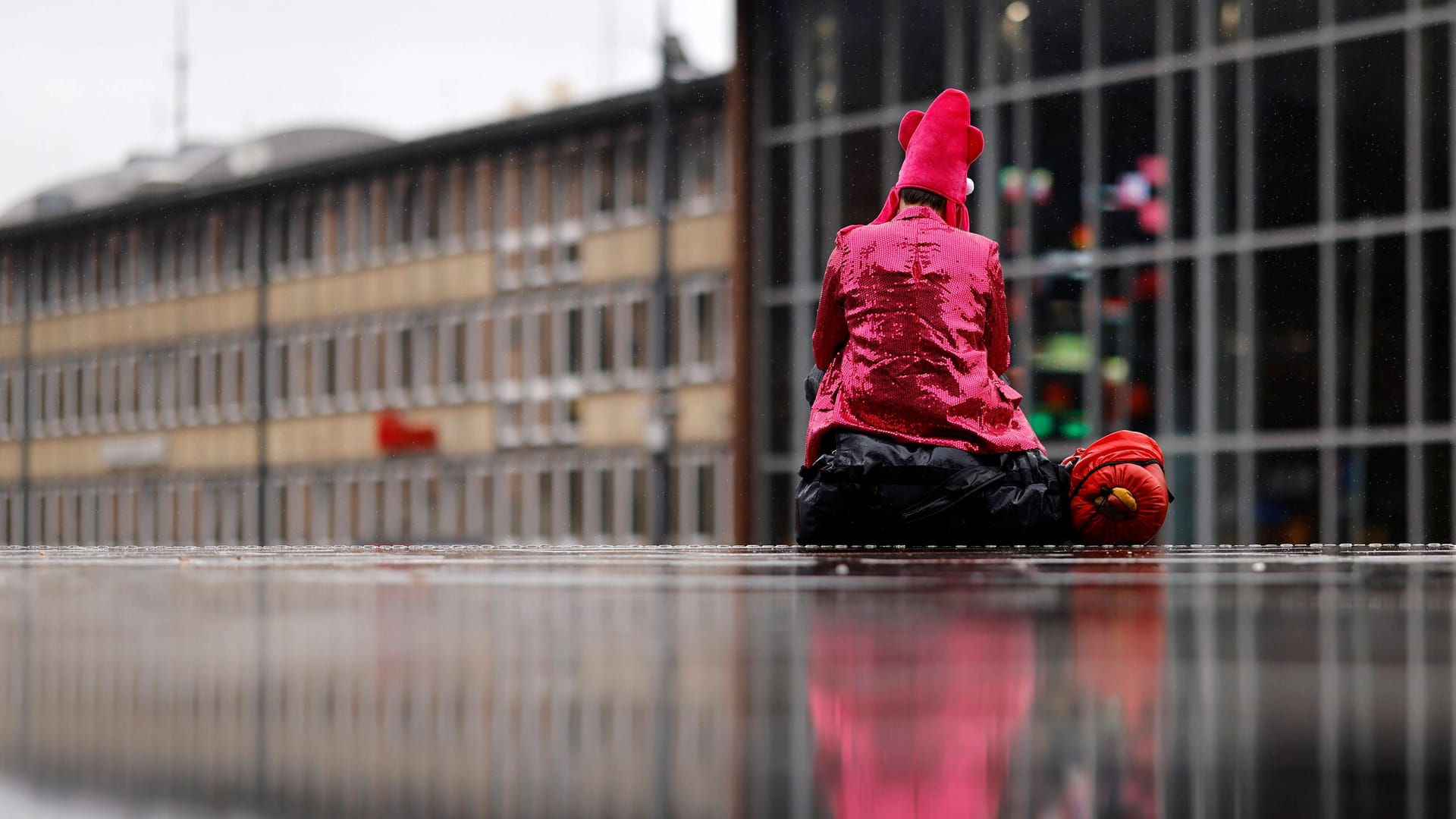 Der Karnevalsauftakt in Köln mit viel Regen (Archivbild): So wird das Wetter zum Endspurt.