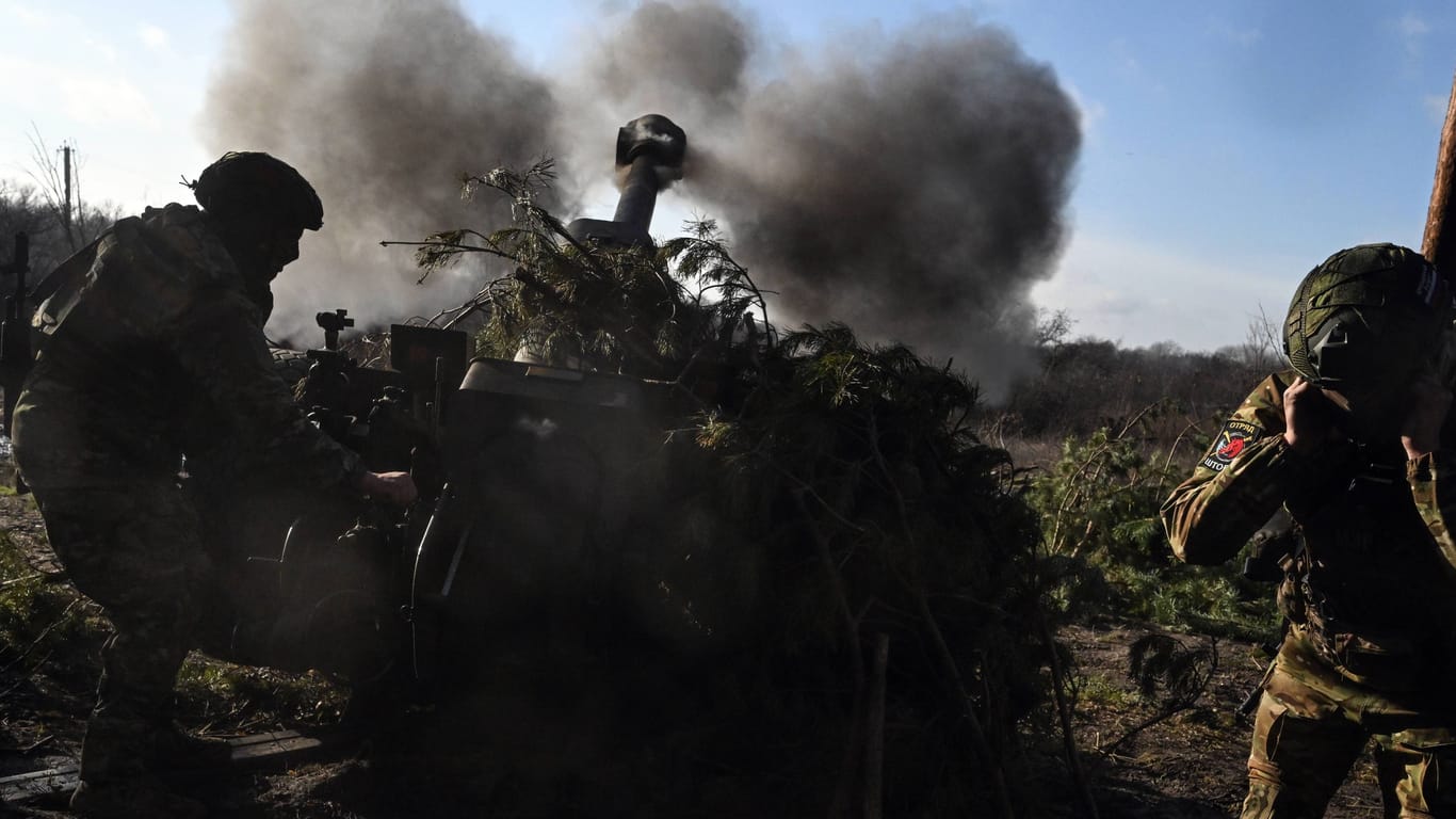 Russische Soldaten feuern eine Haubitze ab (Archivbild): Die Ukraine wird an mehreren Fronten heftig angegriffen.