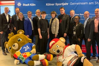 Oberbürgermeisterin Henriette Reker (Mitte) mit involvierten Personen aus Bildung, Sport und Ehrenamt. Sie informierte am Montag über den aktuellen Stand der EM in Köln.
