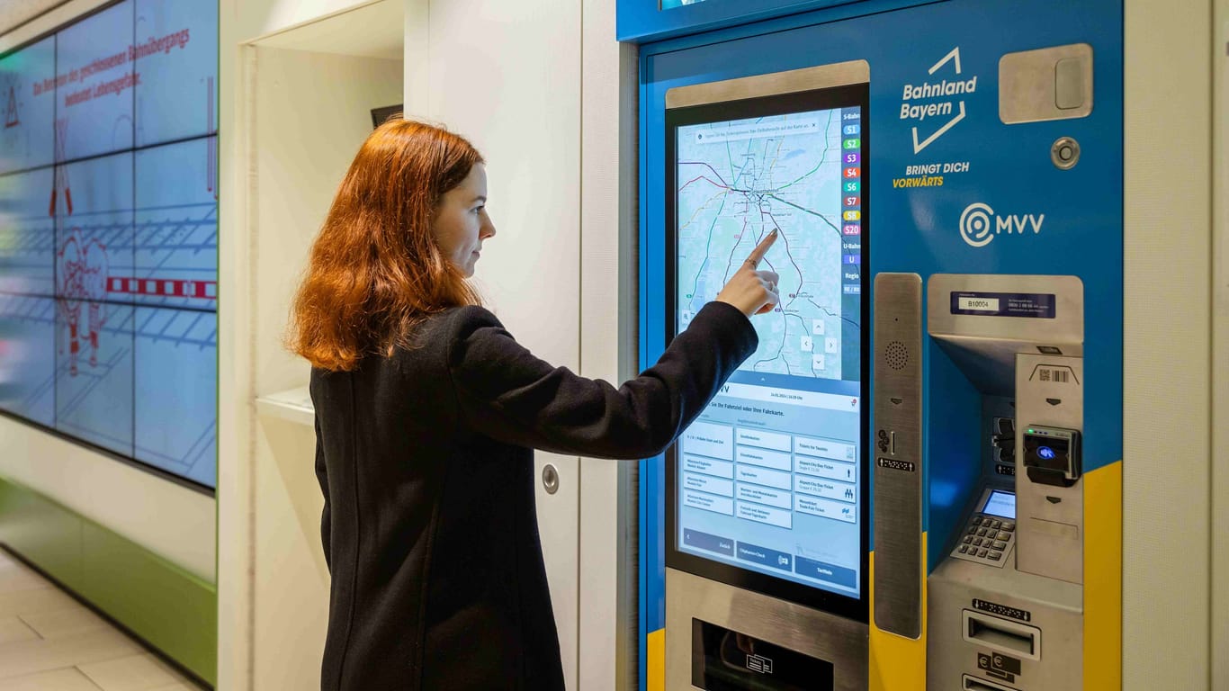 Eine Kundin an einem der neuen Automaten des MVV: Im kommenden Jahr wird es teurer (Archivbild).