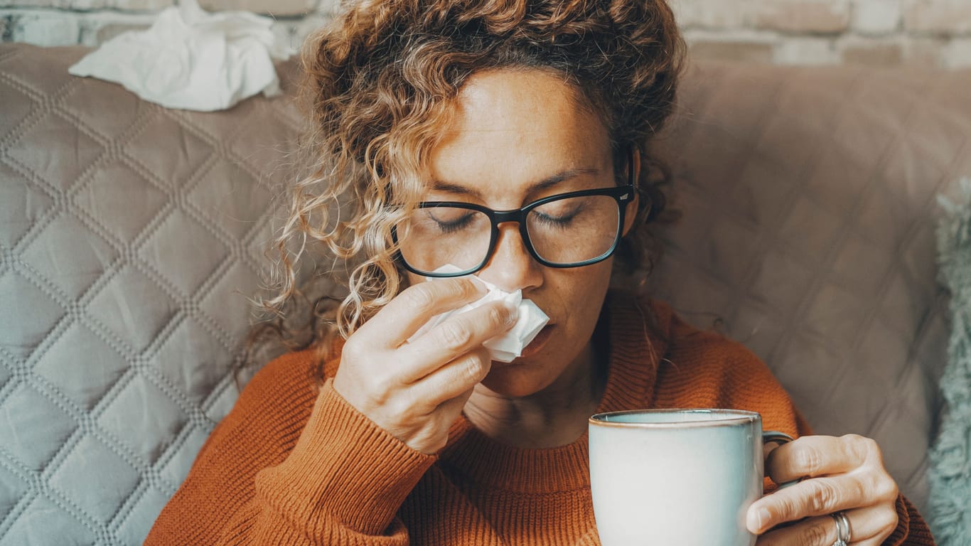 Grippaler Infekt: Eine laufende Nase und Halsschmerzen gehören zu den häufigsten Erkältungssymptomen.