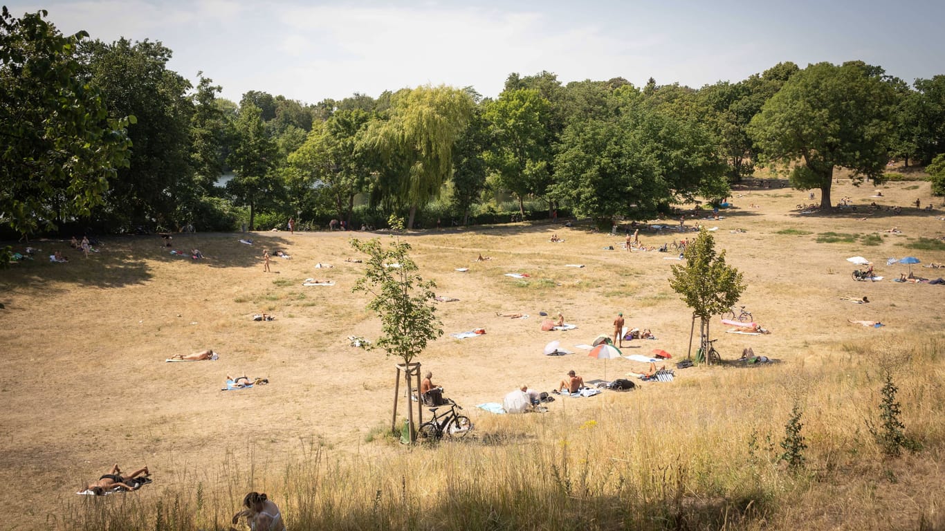 Heißer Tag am Berliner Halensee (Archivbild): Trockenheit im Sommer ist bereits jetzt ein großes Problem.