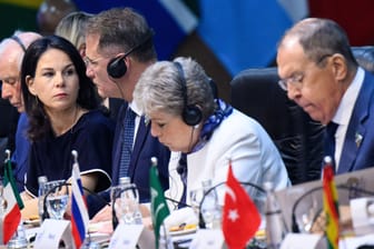 Außenministerin Annalena Baerbock (2.v.l., Bündnis 90/Die Grünen) sitzt in Rio nur drei Plätze neben Sergej Lawrow (r.).
