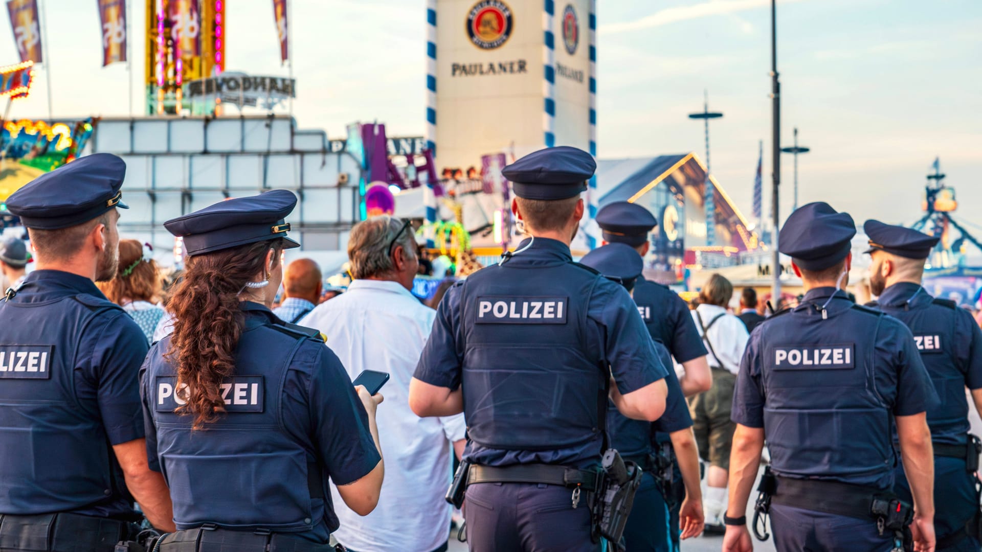 Polizisten laufen über das Oktoberfest (Archivbild): Nicht immer können die Beamten Straftaten auf der Wiesn verhindern.