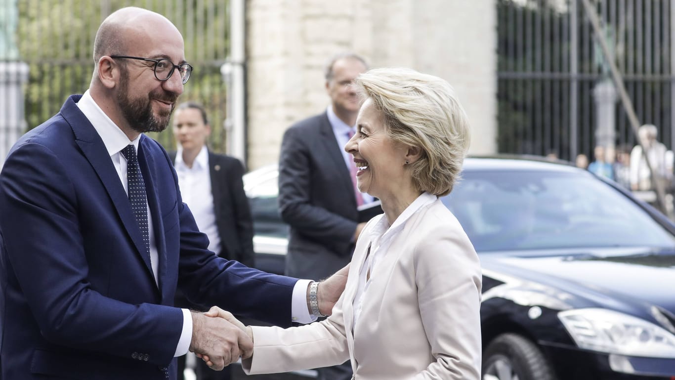 Der damalige belgische Premierminister Charles Michel begrüßt Ursula von der Leyen vor ihrem Amtsantritt 2019 in Brüssel (Archivbild).