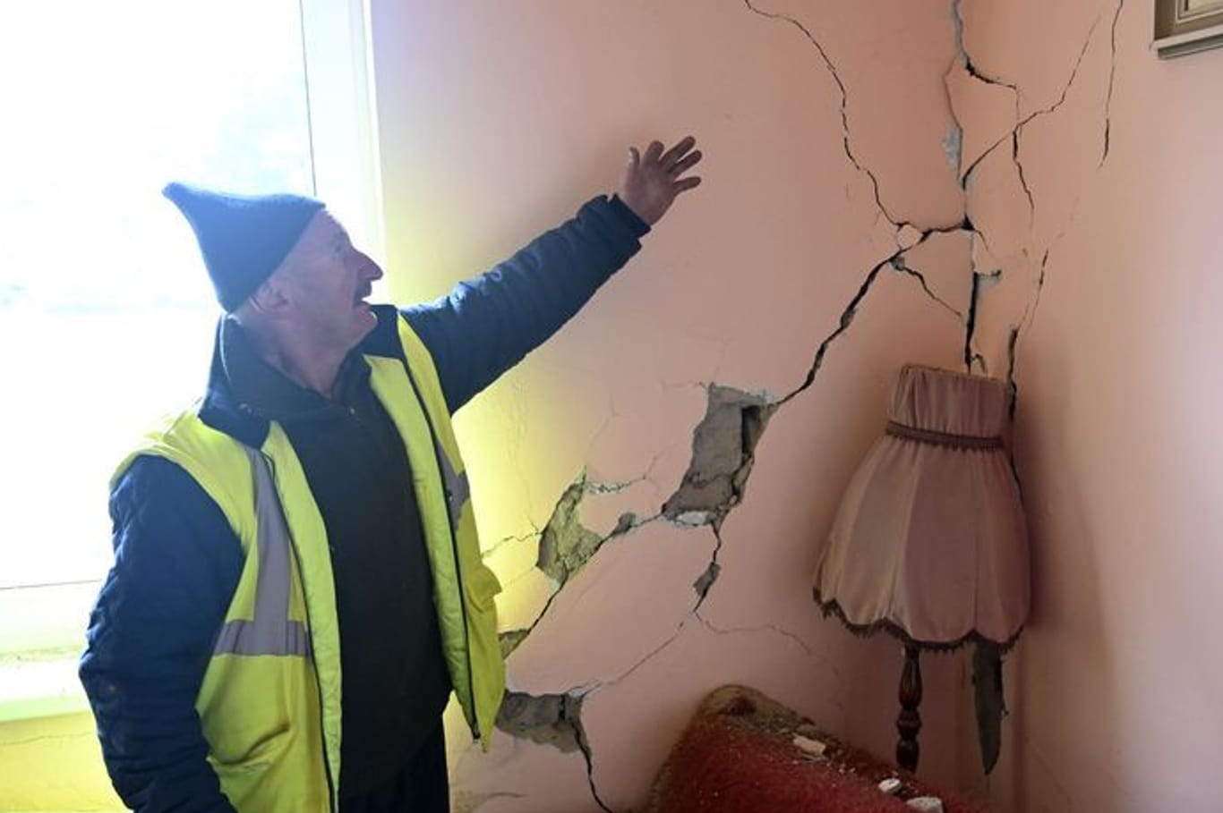 Ein Mann inspiziert das Innere eines nach einem Erdbeben beschädigten Hauses: Ein Erdbeben hat den Osten der Slowakei erschüttert.