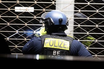 Polizist im Einsatz in Neukölln (Symbolfoto): Am Abend kam es in Neukölln zu Auseinandersetzungen zwischen Demonstranten und Einsatzkräften.