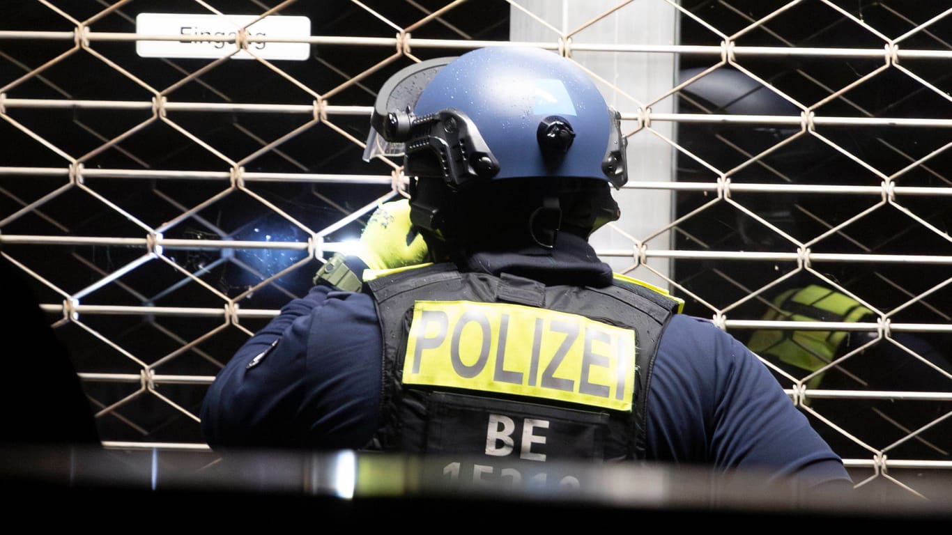 Polizist im Einsatz in Neukölln (Symbolfoto): Am Abend kam es in Neukölln zu Auseinandersetzungen zwischen Demonstranten und Einsatzkräften.