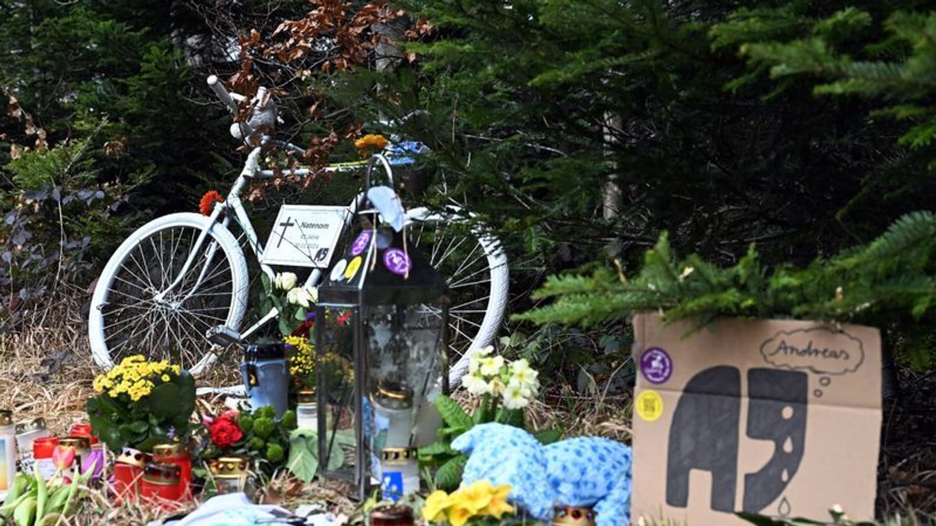 Bei einer Fahrrad-Demonstration für den bei einem Unfall gestorbenen Radaktivisten Andreas Mandalka wurde an der Unfallstelle ein "Ghostbike" aufgestellt.