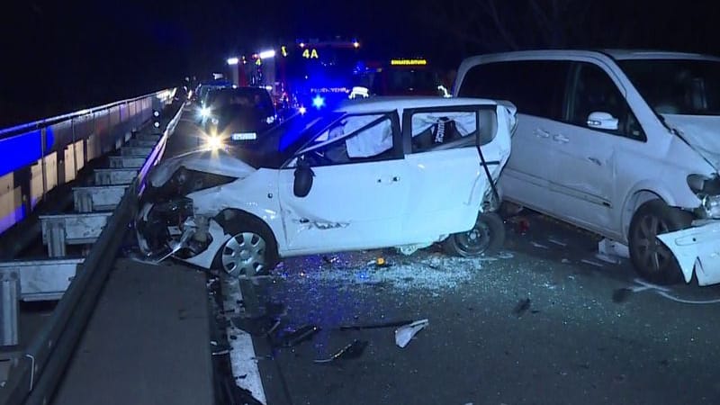 Hannover: Zwei beschädigte Fahrzeuge stehen nach einem Unfall auf der Straße. Bei einem schweren Verkehrsunfall auf dem Südschnellweg in Hannover ist ein 48 Jahre alter Mann ums Leben gekommen.