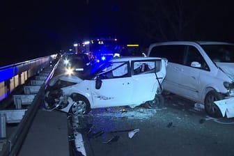 Hannover: Zwei beschädigte Fahrzeuge stehen nach einem Unfall auf der Straße. Bei einem schweren Verkehrsunfall auf dem Südschnellweg in Hannover ist ein 48 Jahre alter Mann ums Leben gekommen.