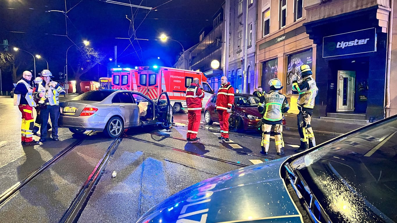 Unfall in Essen-Katernberg: Zwei Autos sind auf einer Kreuzung frontal zusammengestoßen.