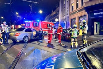 Unfall in Essen-Katernberg: Zwei Autos sind auf einer Kreuzung frontal zusammengestoßen.