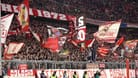 Die Fan-Kurve des FC Bayern: Die Anhänger müssen beim nächsten europäischen Auswärtsspiel draußen bleiben.