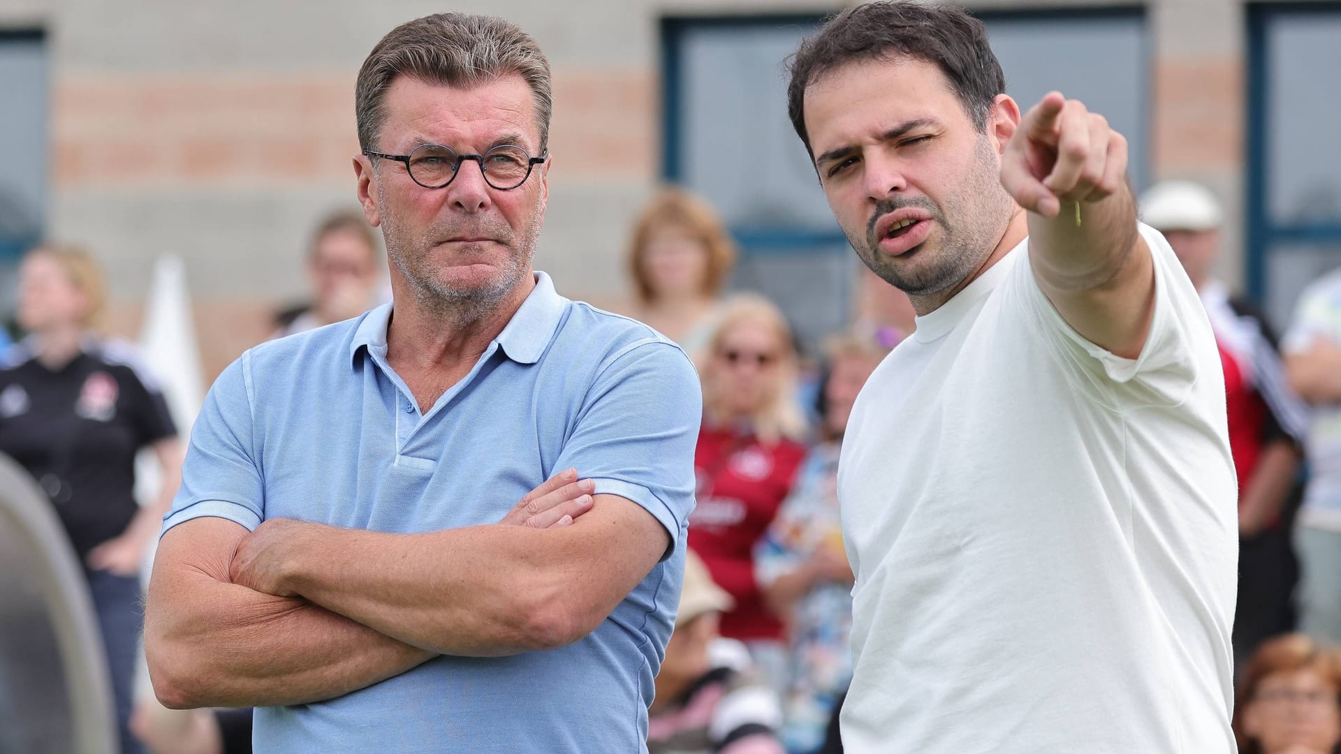 Osman Cankaya (r.) im Sommer 2023 neben Vorstand Dieter Hecking.