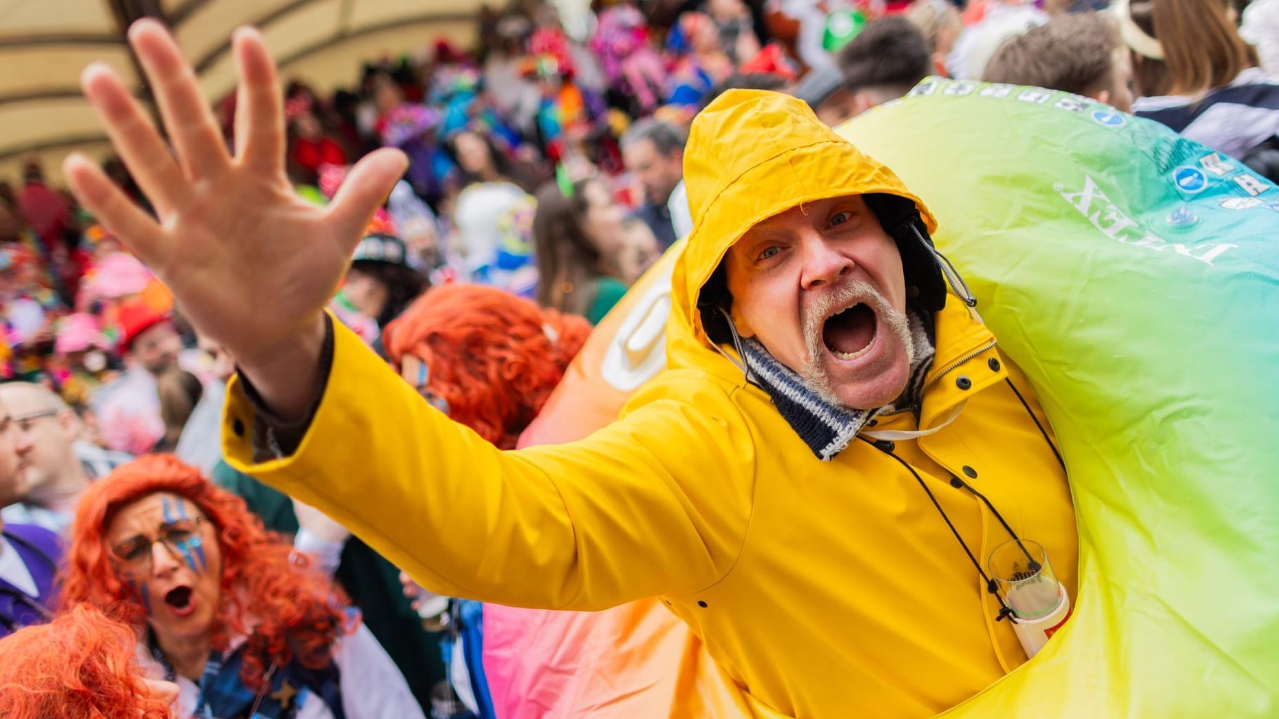 In Köln feiert ein Karnevalist: Mit Weiberfastnacht geht der Karneval in die heiße Phase.