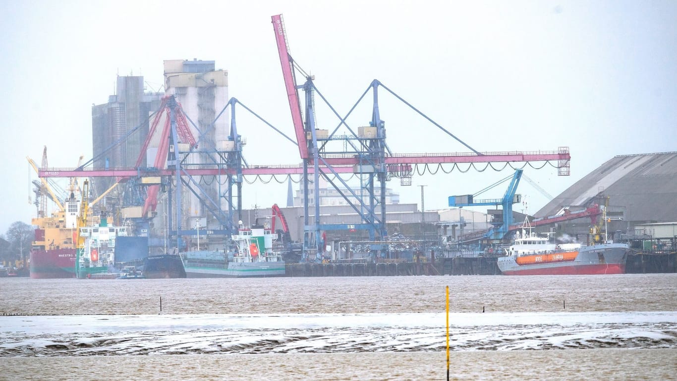 Schiffe liegen im Hafen von Brake. Eine Produktionsanlage für Wasserstoff soll auf dem Hafengelände bis Ende des Jahres in Betrieb gehen.