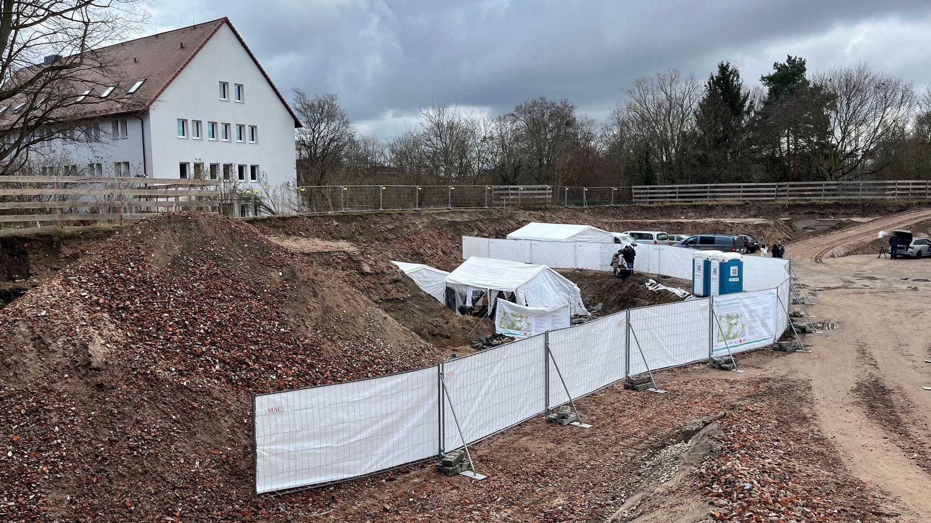 Die Baustelle vom Straßenrand: Dort, wo das Zelt steht, graben gerade die Architekten – dennoch soll hier schon 2026 ein Seniorenzentrum stehen.