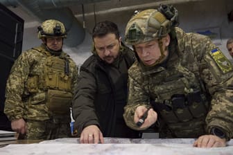 Der ukrainische Präsident Selenskyj mit seinem neuen Oberbefehlshaber Syrskyj.