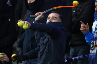 Frust über die DFL-Pläne: Ein Zuschauer schleudert beim Spiel zwischen Hertha BSC und dem HSV einen Tennisball Richtung Spielfeld.