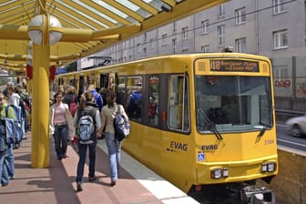 Essen (Archivbild): Stadtbahn-Haltestelle auf der A40 in der Innenstadt.